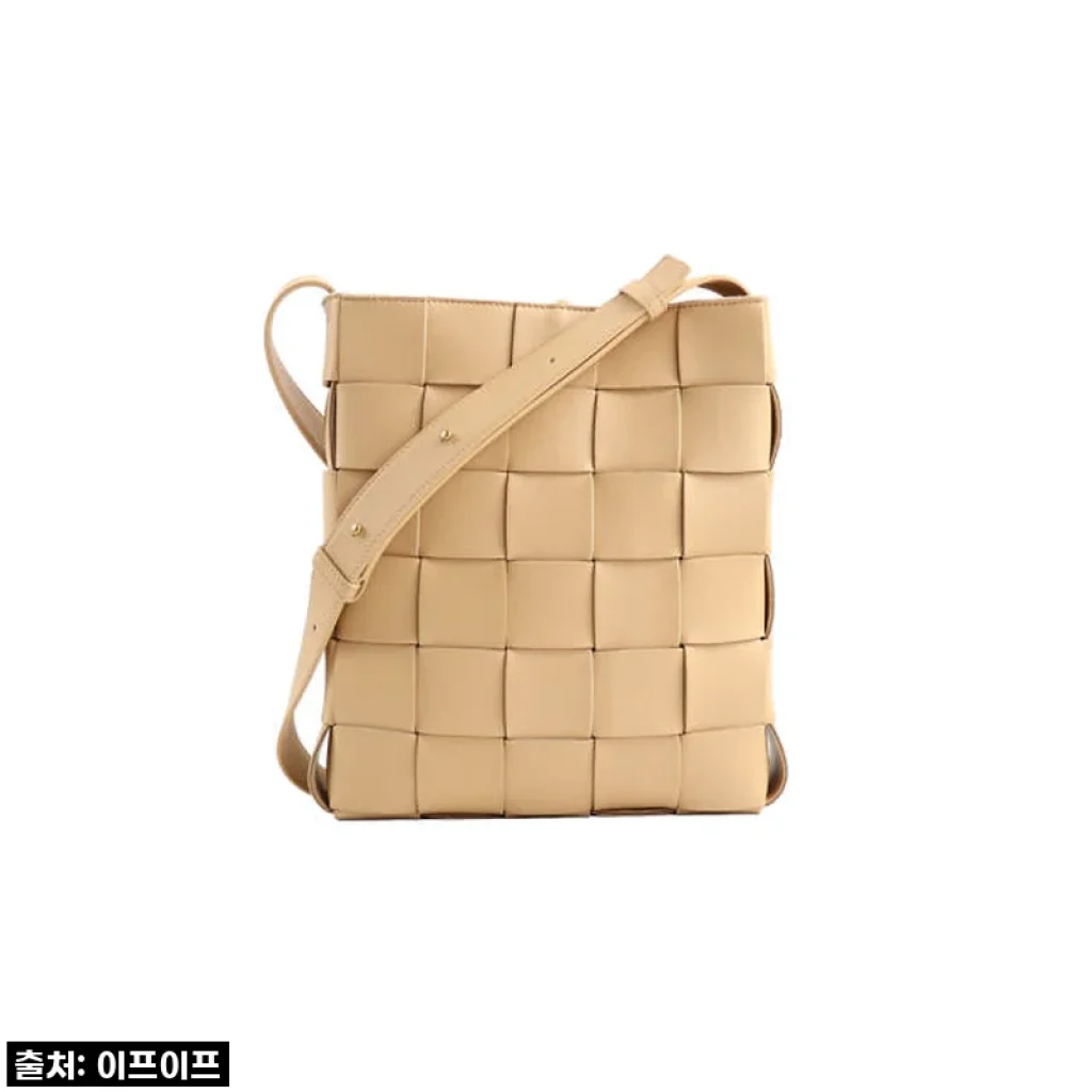 일상에 스며든 명품의 가치, 보테가베네타 카세트 크로스백 솔직 후기!