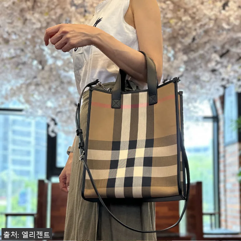 버버리 캔버스 체크 스몰 북 토트백 관련 이미지 1