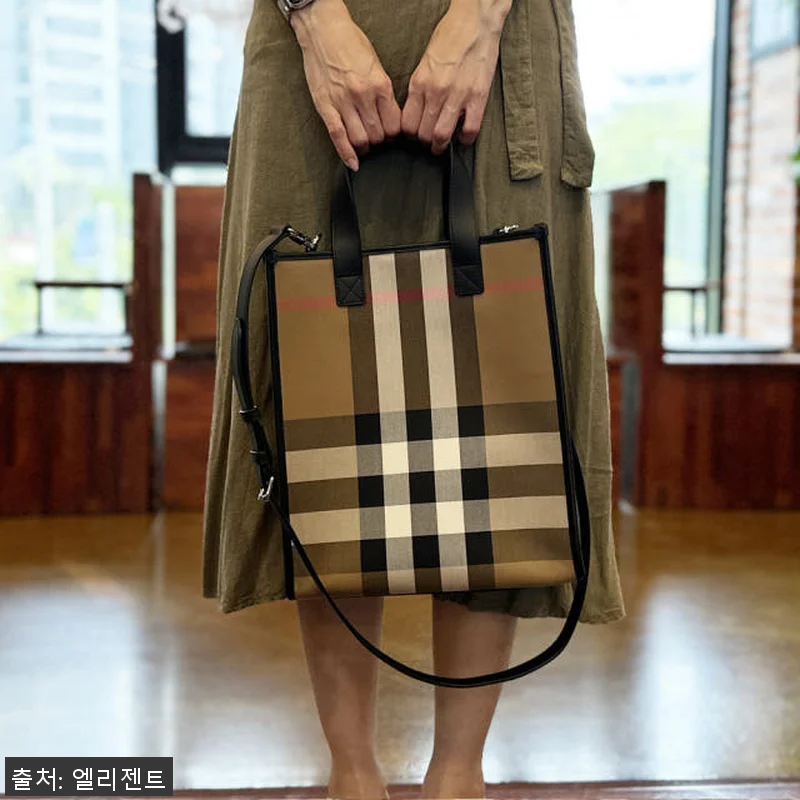 버버리 캔버스 체크 스몰 북 토트백 관련 이미지 2