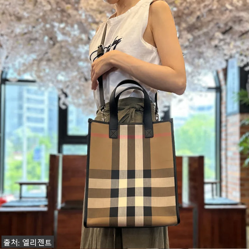 버버리 캔버스 체크 스몰 북 토트백 관련 이미지 3