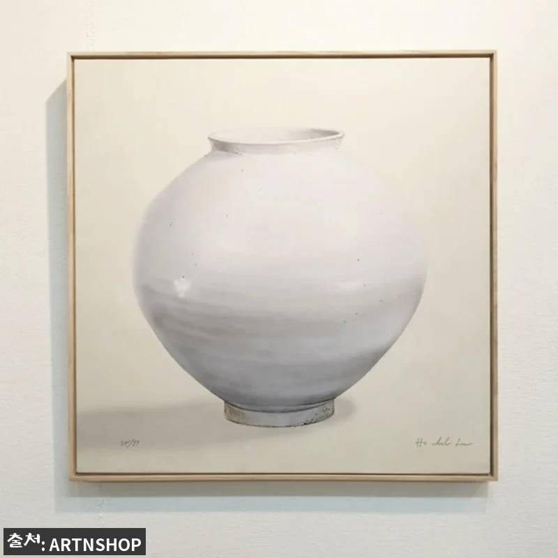 아트앤샵 이호철 에디션 달항아리 올림우드 그림액자, 공간 분위기 바꾸는 한정판 이슈템 5 아트앤샵 이호철 에디션 달항아리 올림 관련 이미지 1