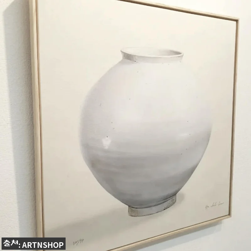 아트앤샵 이호철 에디션 달항아리 올림우드 그림액자, 공간 분위기 바꾸는 한정판 이슈템 6 아트앤샵 이호철 에디션 달항아리 올림 관련 이미지 2